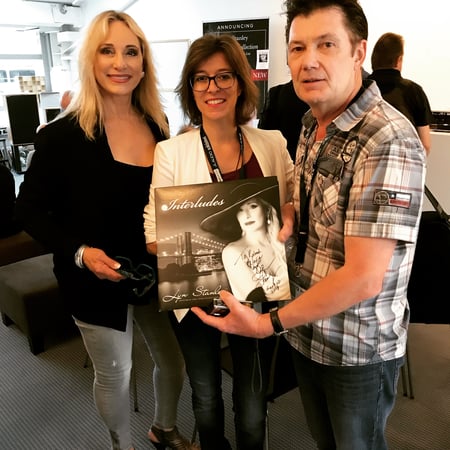 Musik verbindet - Treffen und persönliche Schallplatten-Signatur mit Lyn Stanley