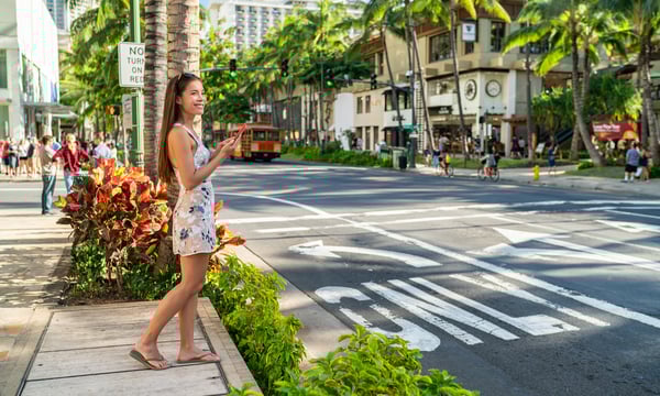 ハワイのストリートに佇む女性