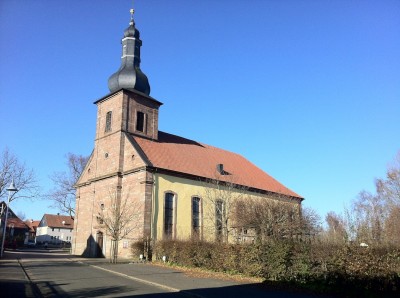 Außenansicht der Evangelischen  
Kirche Nieder-Moos in Freiensteinau