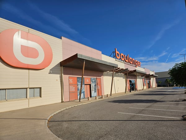 Magasin Boulanger Rivesaltes façade devanture de magasin.