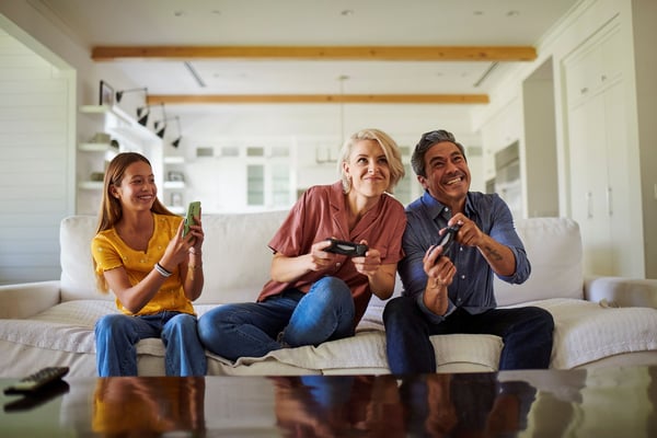 Familia en el sofá disfrutando de Internet a través de su proveedor local