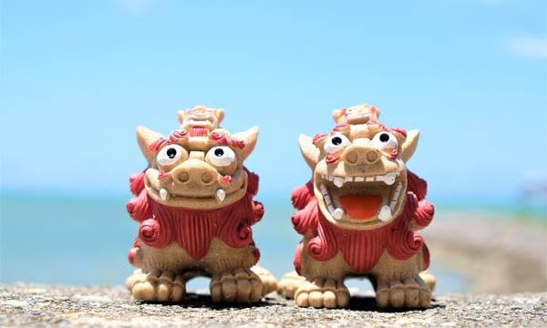 青空の下に並ぶ2体のシーサー