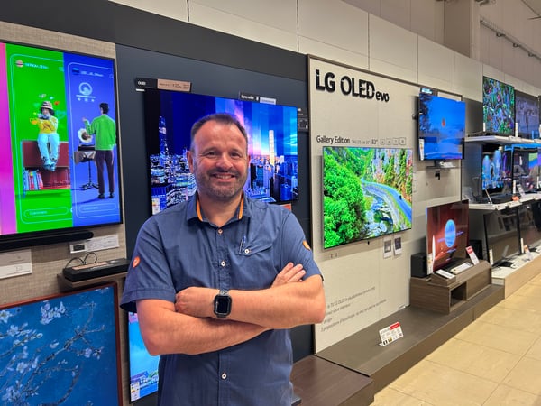 Eric fait parti de la team Boulanger depuis de nombreuses années. Par son savoir faire il est le garant de la gestion des linéaires, il veille à l image prix du magasin , à la mise en place des opérations commerciales et la gestion de l approvisionnement des rayons, bien sûr il pourra vous guider dans toutes vos demandes concernant les différents rayons du magasin , Electroménager ou Multimédia. Il saura vous dénicher le produit introuvable!!