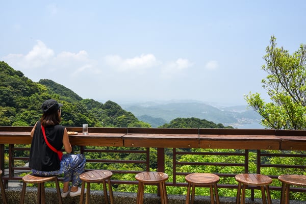 テラス席で山と海の風に包まれ食事を楽しむもよし、景色を楽しむもよし