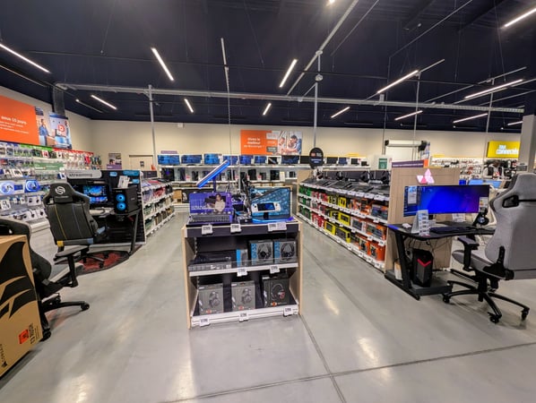 Le rayon Gamer de notre magasin Boulanger Persan Chambly avec des pc portables, moniteurs et ordinateurs fixe gamer de grandes marques tel que Asus, MSI et HP.