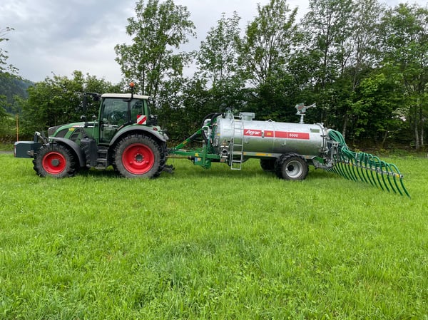Gülle ausbringen mit Schleppschlauch oder Weitwurfdüse