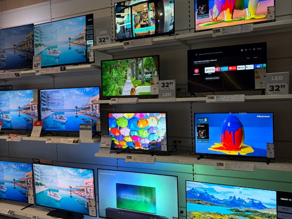 Vue du rayon télévision petite taille avec les produits disposés en magasin.