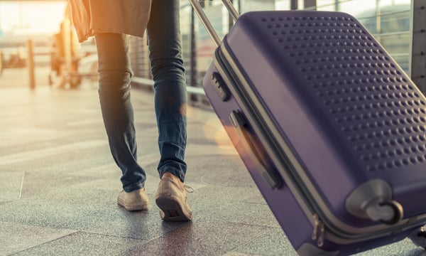 空港へ向かう日本人旅行者