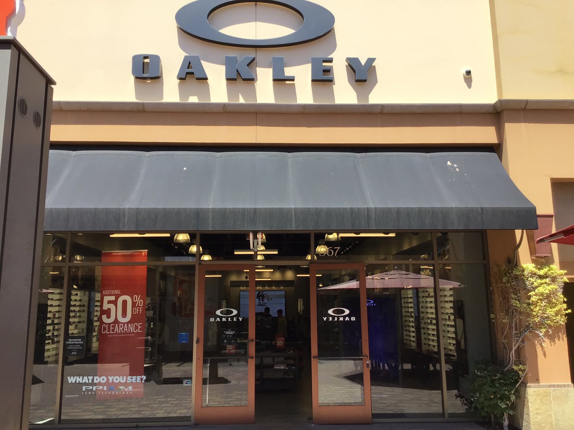 Oakley Vault, 3226 Livermore Outlets Dr, Ste 677, San Francisco Premium  Outlets, Livermore, CA, Sunglasses - MapQuest