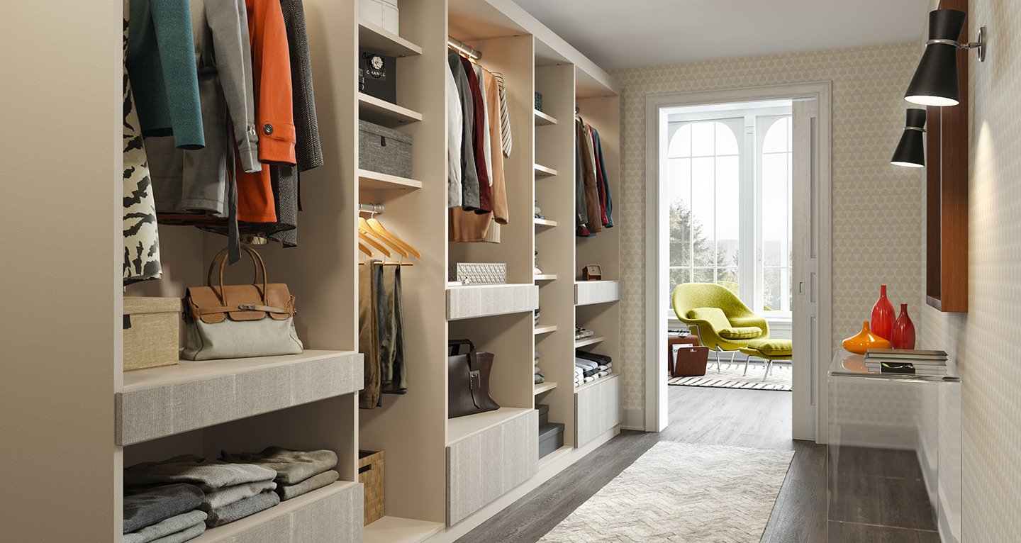 Un amplio y bien organizado walk-in closet con una variedad de