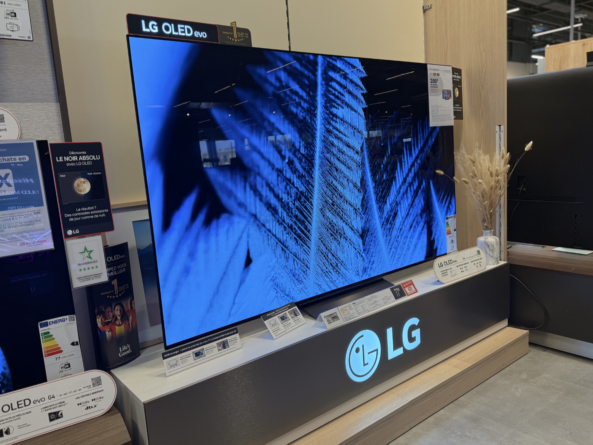 Téléviseur LG OLED evo qui vous traverserez dans une total immersion avec son incroyable fluidité. Avec LG ramener le cinéma à la maison !