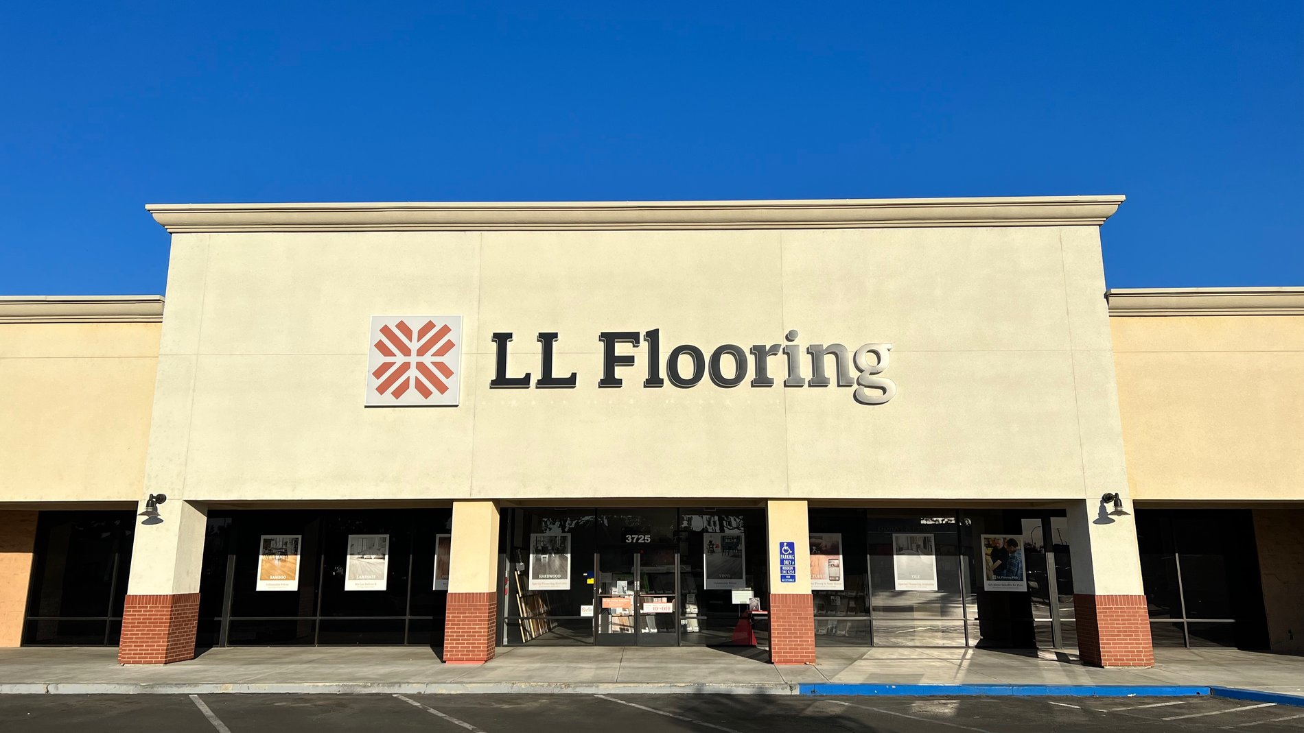 LL Flooring #1437 Visalia | 3725 South Mooney Blvd. | Storefront