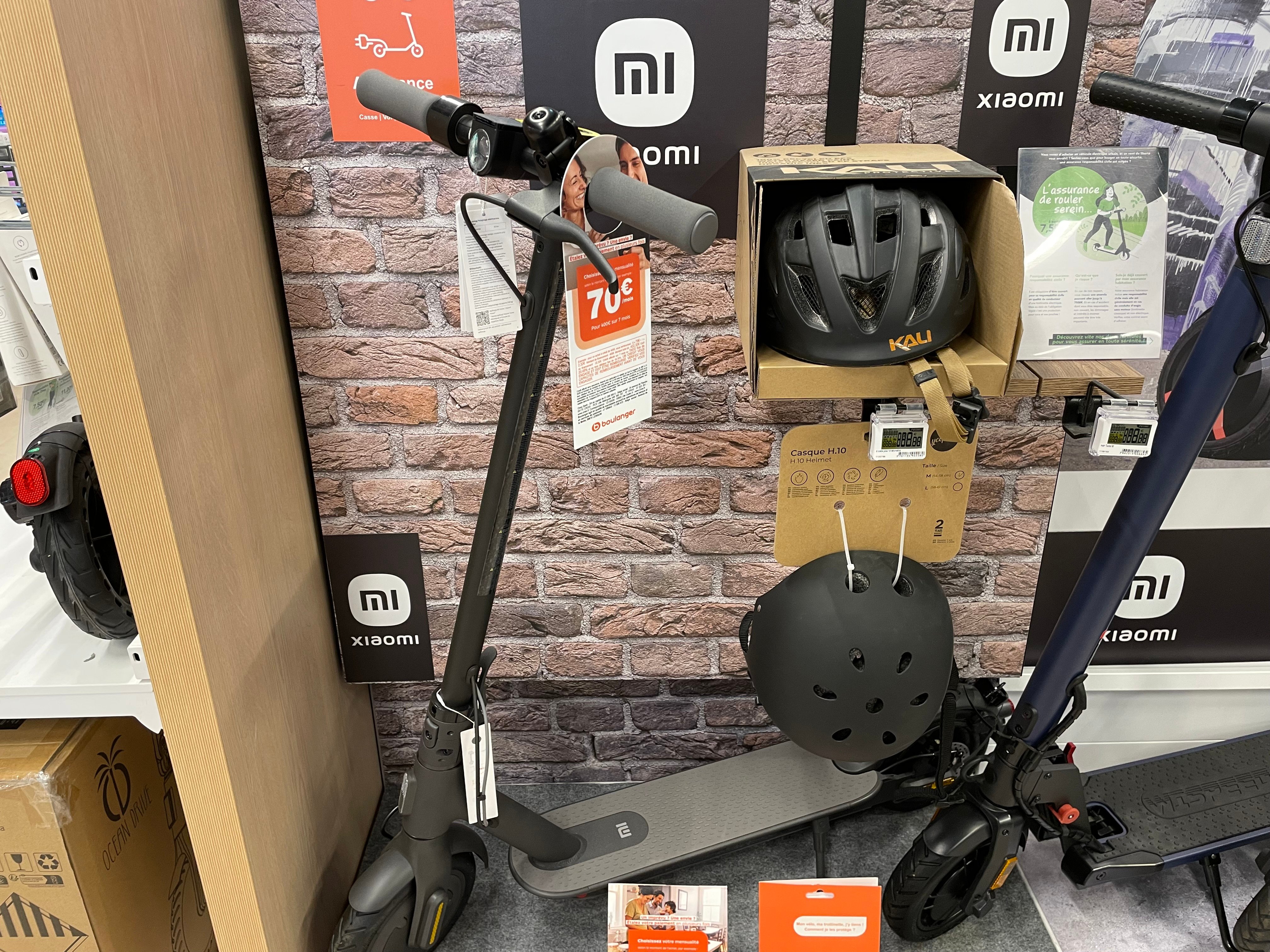 Univers des trotinettes  Xiaomi chez Boulanger Bourg-en-Bresse avec le modèles de différentes autonomies ou vitesse maximum