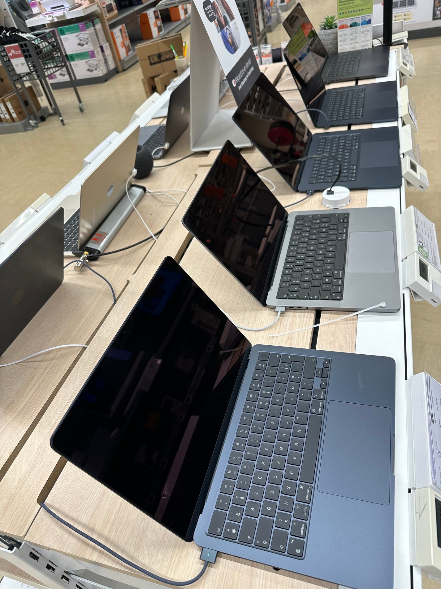 Notre selection, airpods, macbooks M2, M3 et M3 PRO Max, IPhones, IPhone 15, IPhone 15 pro, IPhone 15 pro max dans votre magasin Boulanger Saint -Omer