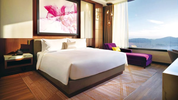 赤と紫を基調とするラグジュアリーなサンタワー