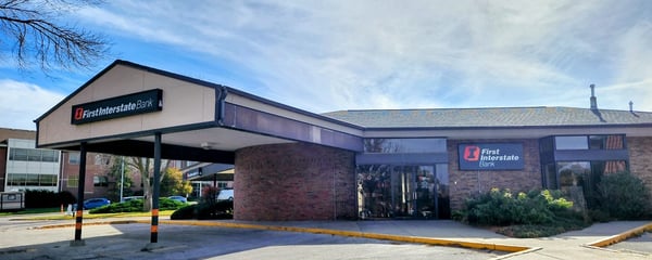 Exterior image of First Interstate Bank in Lincoln, NE.