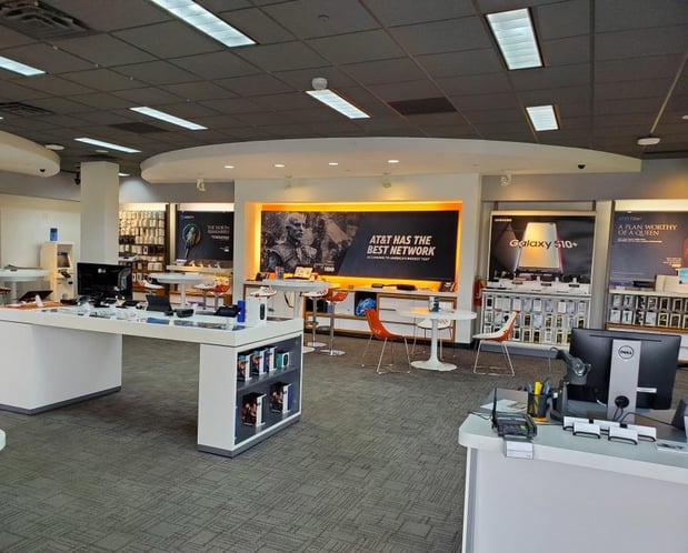 Welcome to the AT&T Maumee Store.