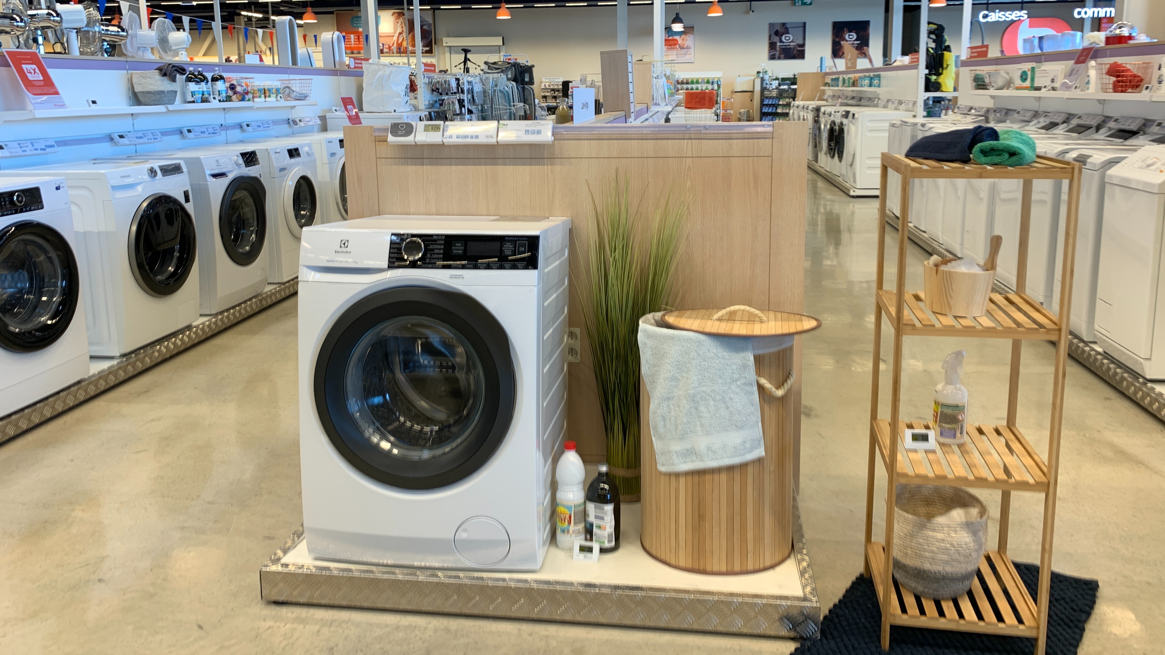 Espace laverie de votre magasin Boulanger Colmar : machine à laver hublot ou top et sèche linge.