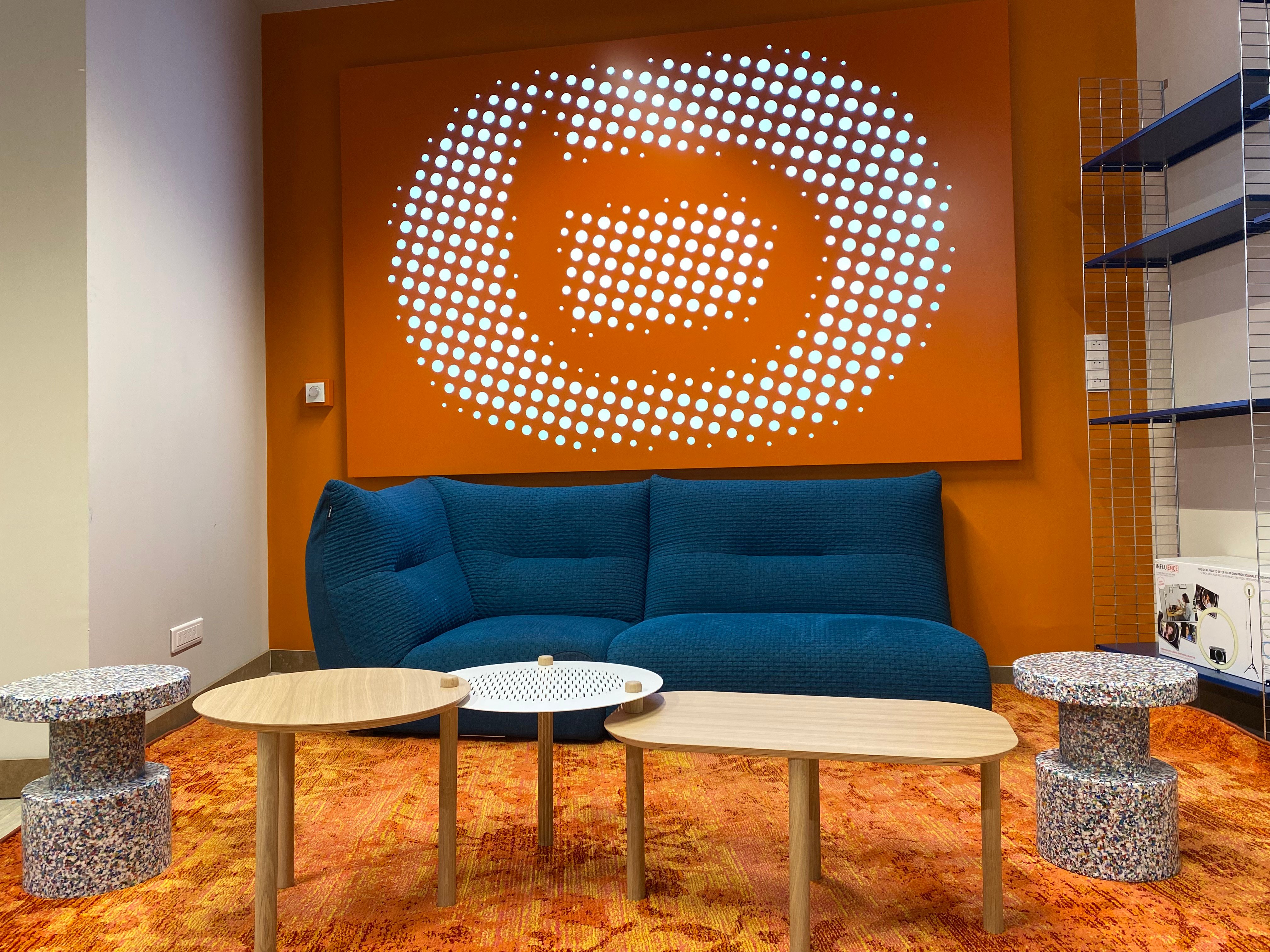 Canapé dédié à l'espace VLOGGING pour les influenceurs et clients chez Boulanger Lille
Esquermoise!