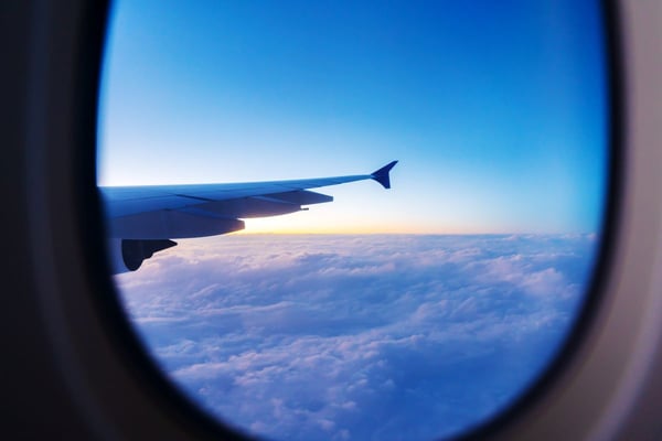 飛行機の窓から見た夕焼けの空