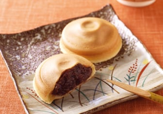 上品なつぶあんともち生地が独特の食感を生み出す「阿闍梨餅」