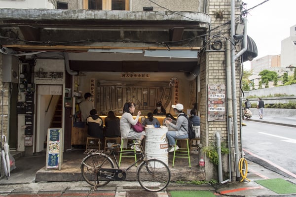 ビルの1階にあるテラス風のお店。旅行者もウェルカムな雰囲気