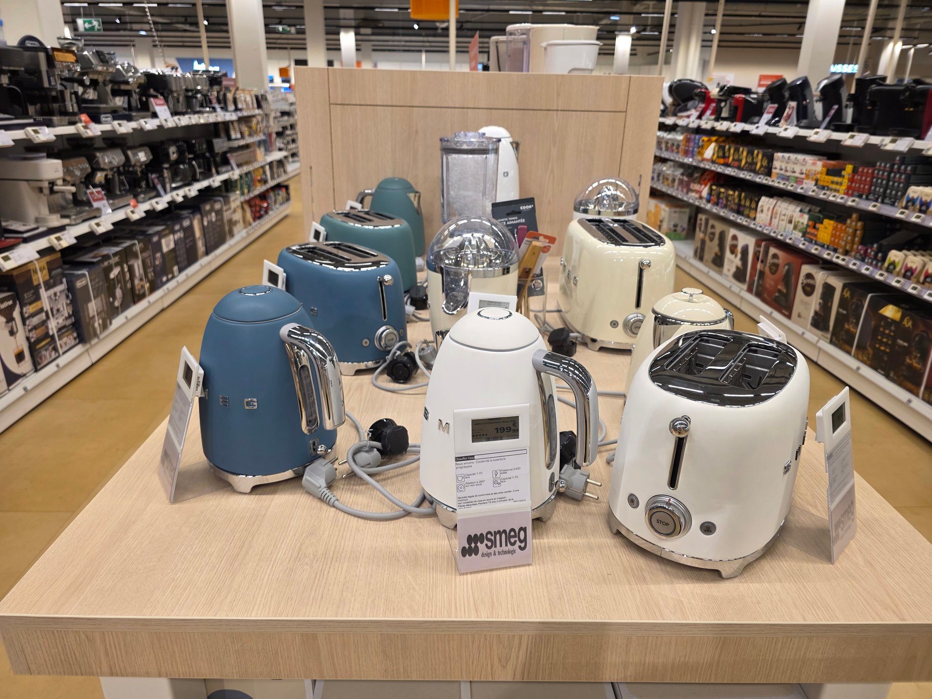 Grille pain, bouilloire , presse agrume SMEG chez Boulanger Marseille La Valentine