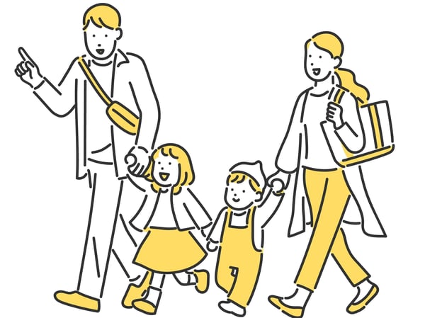 手をつないで出かける4人家族
