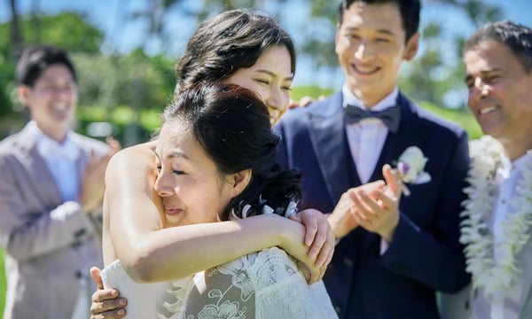 母をハグする新婦