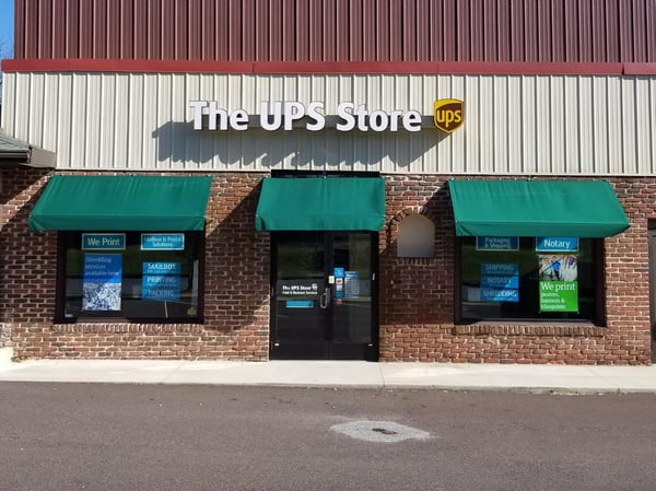 Facade of The UPS Store Amity Square