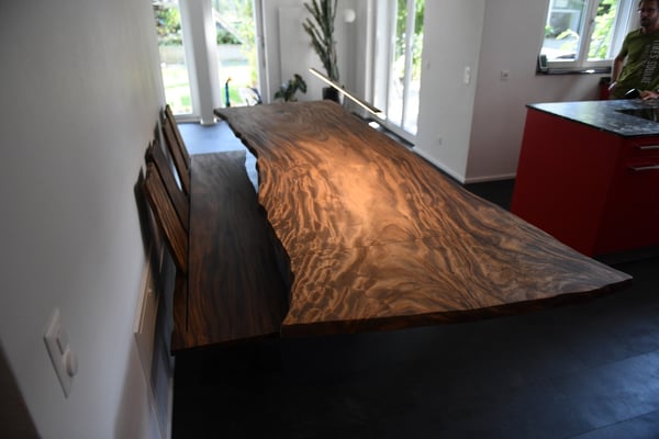 Ausziehbarer Esstisch aus Parotaholz aus einem Stück