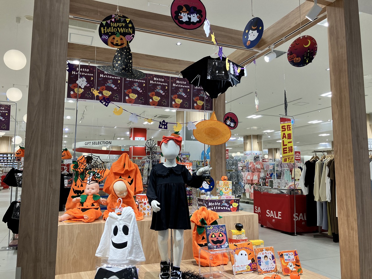 ハロウィングッズ展開中♪