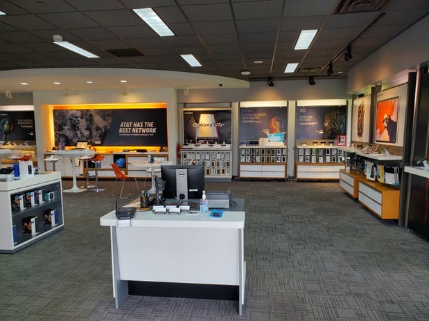 Welcome to the AT&T Maumee Store.