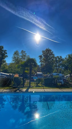 Sonnenschein pur, unser Pool liegt mitten im Herzen unseres Campingplatzes und ist super sonnig gelegen.