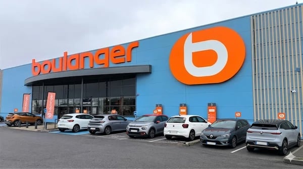 Façade du magasin Boulanger Langueux vue de la route