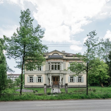 Die Filmzimmer GmbH befindet sich im Rhynauerhof an der Obergrundstrasse