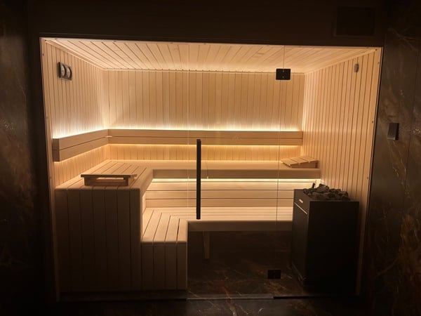Wellness Design, expert en conception et installation de solutions bien-être haut de gamme en Suisse, est fier d'annoncer la finalisation d'un projet de sauna sur mesure pour la BEWELL Clinic, située dans le bâtiment Octagone à Genève, à l'aéroport