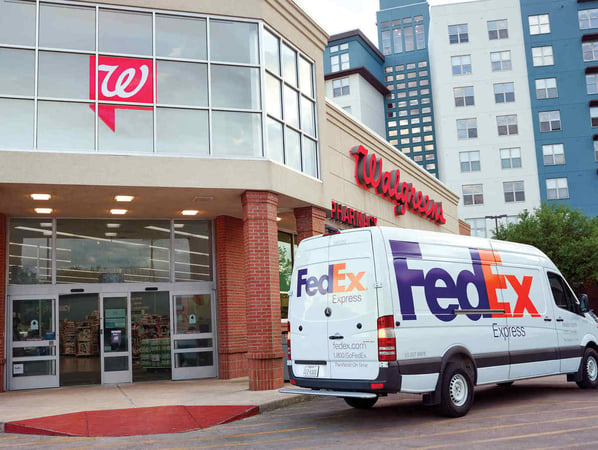 Van FedEx em frente a Walgreens