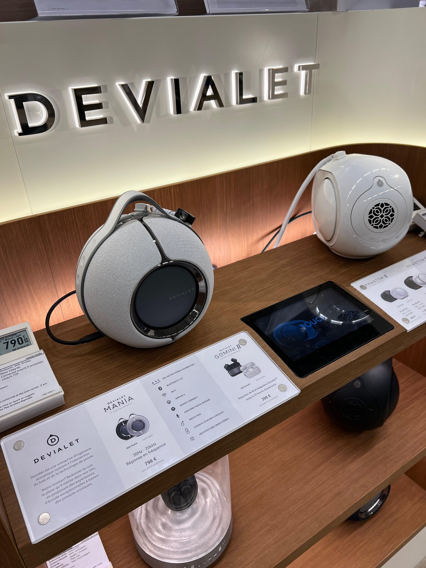 Espace Devialet avec  l'Enceinte portable Devialet Mania dans votre magasin Boulanger Sainte-Geneviève-des-Bois !