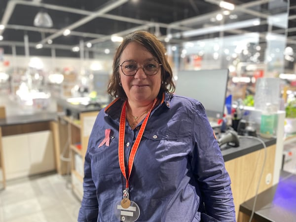 Stéphanie – Conseillère Pôle Service
Avec sa grande humanité et son sens du contact, Stéphanie est toujours là pour apporter un service client irréprochable. Elle gère avec efficacité le service après-vente ainsi que les caisses, en veillant à ce que chaque client soit satisfait de son expérience. Son professionnalisme et sa gentillesse font d'elle un membre clé de notre équipe.