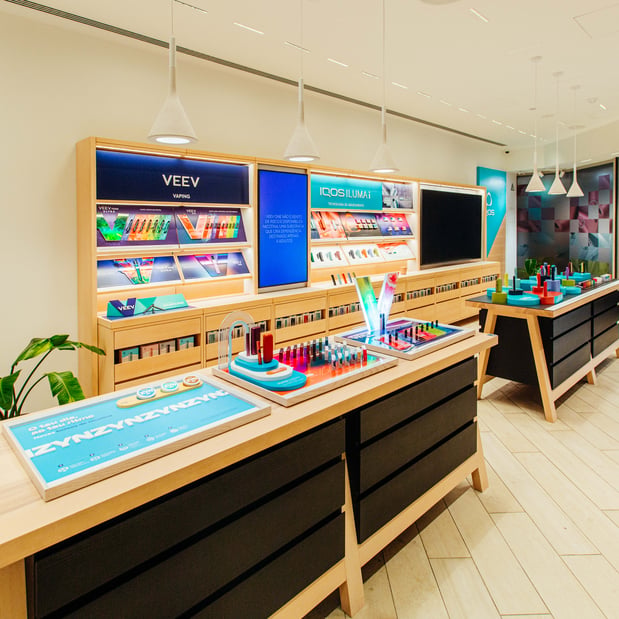 Imagem de balcão de loja IQOS com produtos IQOS