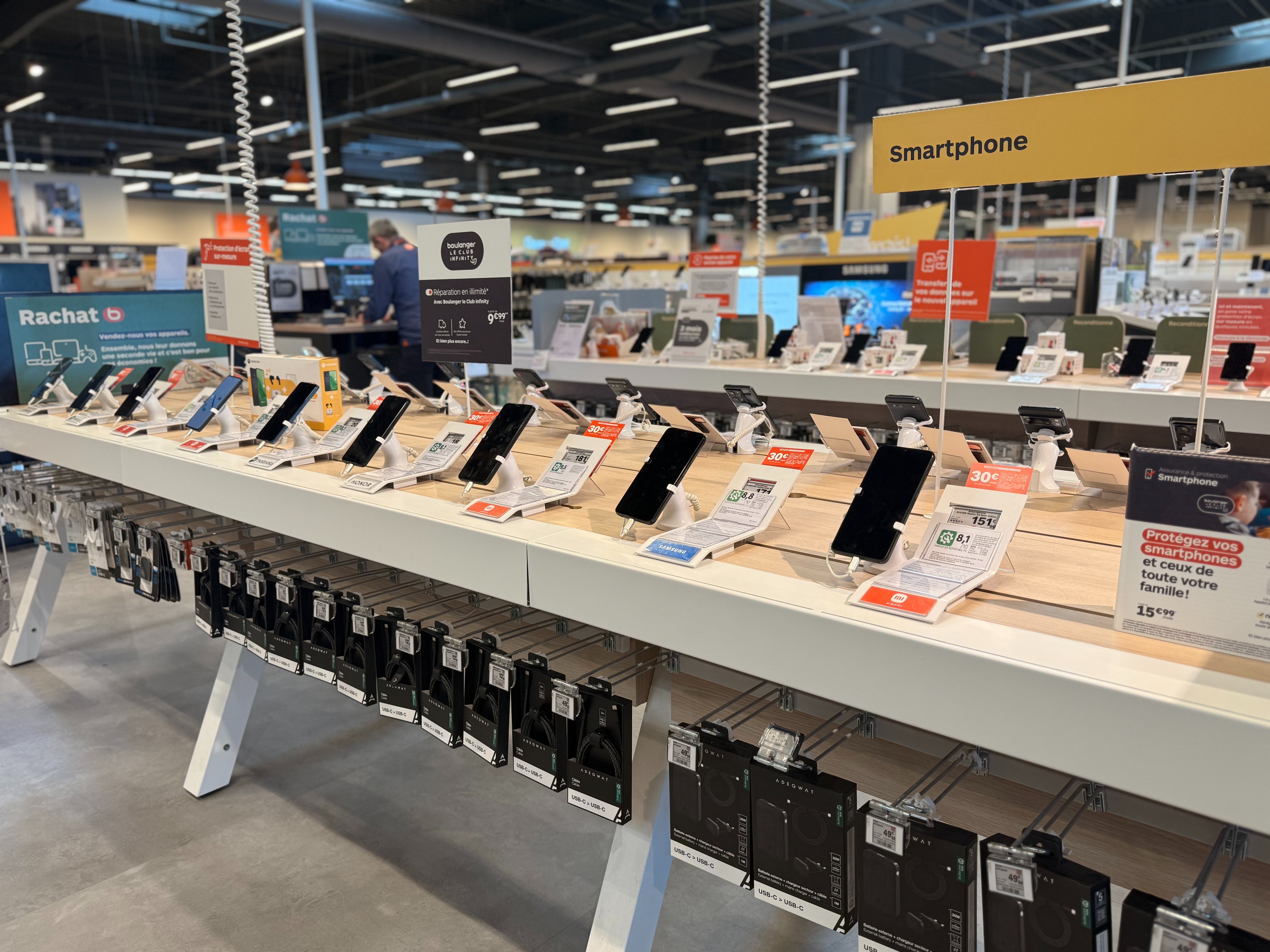 Rayon smartphones chez boulanger Rennes Saint - Grégoire avec les accessoires mobiles.