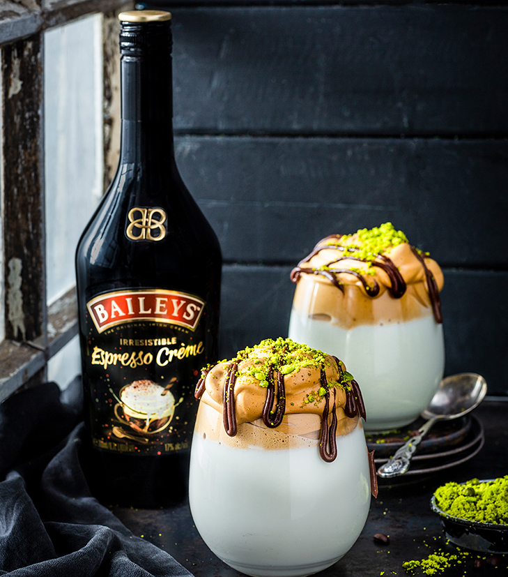 Dalgona mit Baileys-Espressocreme und Schokoladensauce