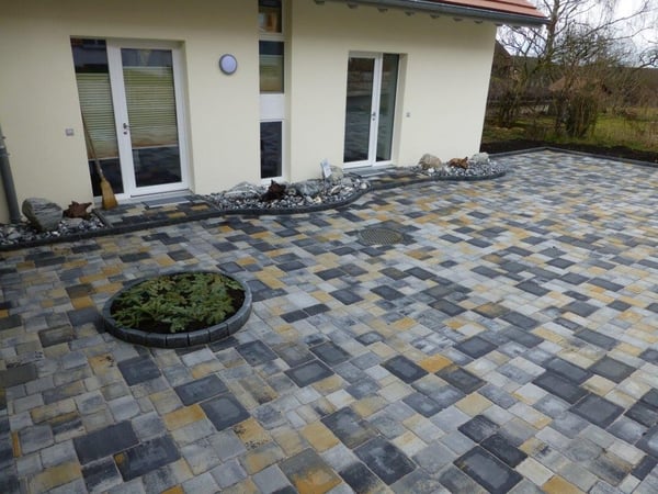 Vorplatz  von garbatec ag in Beringen