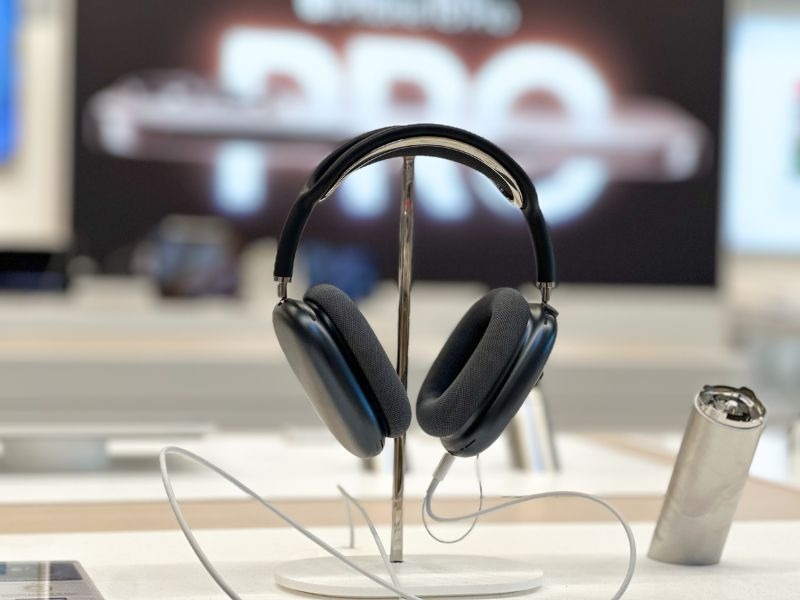 Vous recherchez de la qualité audio tout en ayant du style en écoutant vos musiques ? Au magasin Boulanger Avignon Le Pontet, retrouvez le casque Apple Airpods Max et AirPpds Pro Max. Ils sont remplis de technologies avec la réduction active du bruit de niveau pro1, le mode transparence, l'audio spatial personnalisé avec suivi dynamique des mouvements de la tête et une égalisation adaptative.