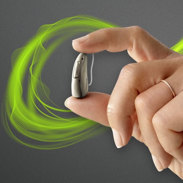 Das neue Phonak Infinio Hörgerät zwischen 2 Fingern