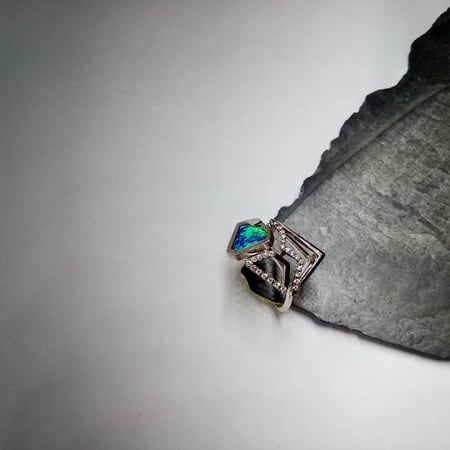 Bague or gris opale, diamant. Bijoux contemporain
