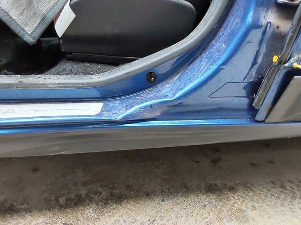 Dacia Bleu choc latéral