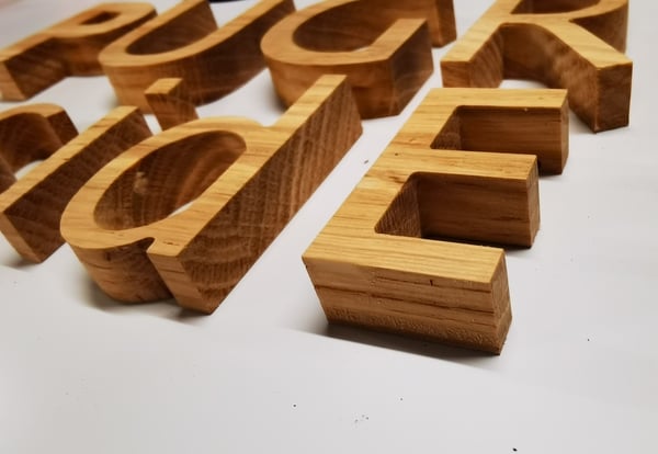 Luxury Signs Sàrl  Découpe lettre en bois logo 3D en Chêne Genève