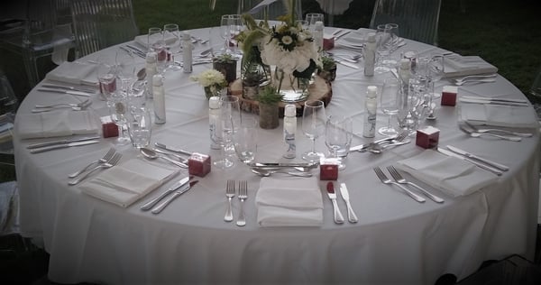 Une table ronde dressée pour un mariage
